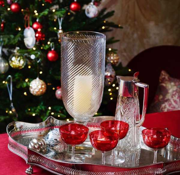 En julgran med glas framför sig