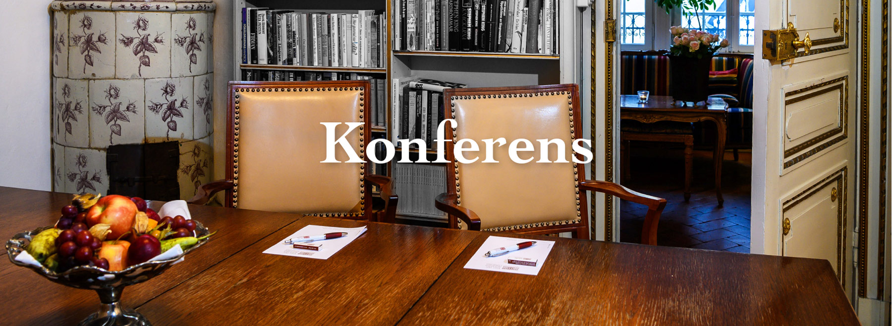 Bild på ett kontor i palatset med ordet konferens på