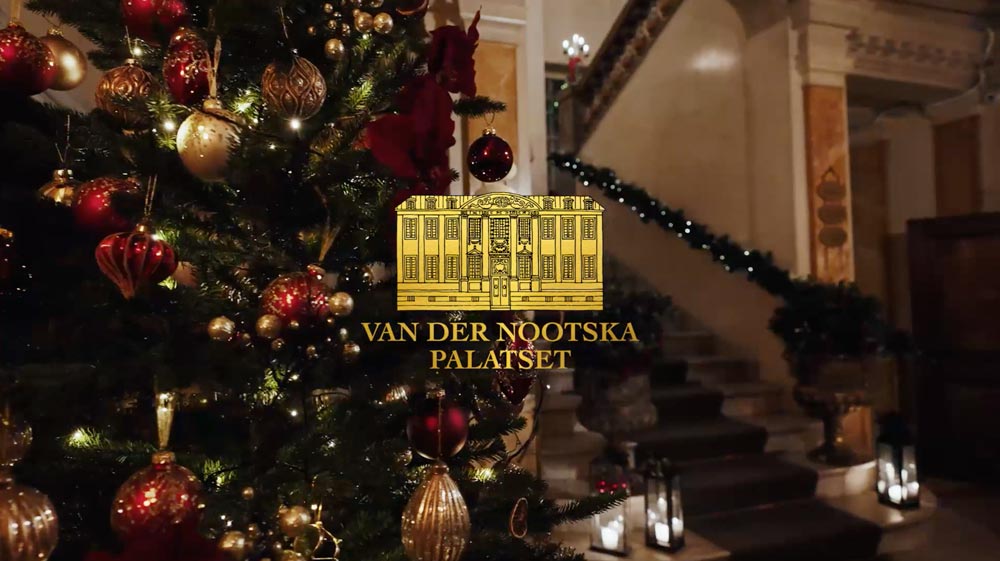 Jul på Van der Nootska Palatset med en julgran i förgrunden
