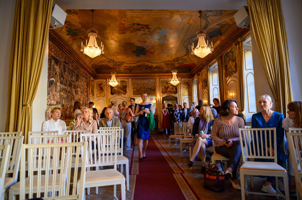 Konferensrum med personer som sitter