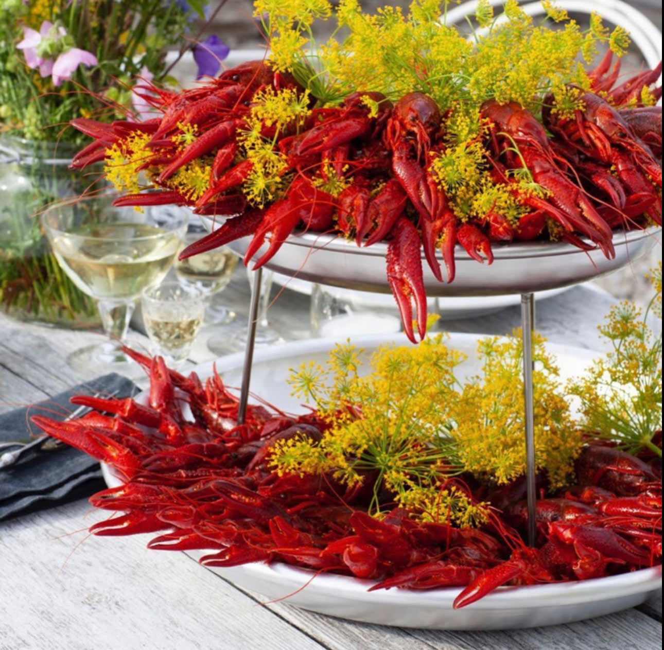 Ett fat med kräftor och krondill